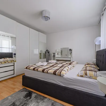 Hotel 1,9 Km Zur Messe 3-zimmer-wohnung In Laatzen Id-3 *